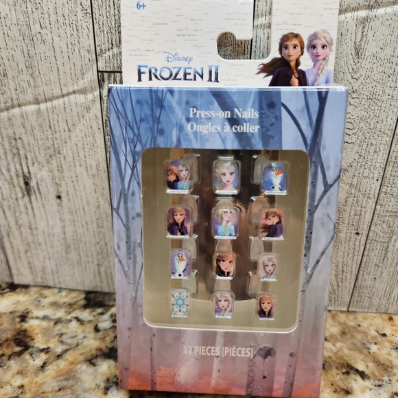 Disney Frozen II Press-on Nails 12 Piece Set Brand New Childrens Size Age 6+ - Picture 1 of 8